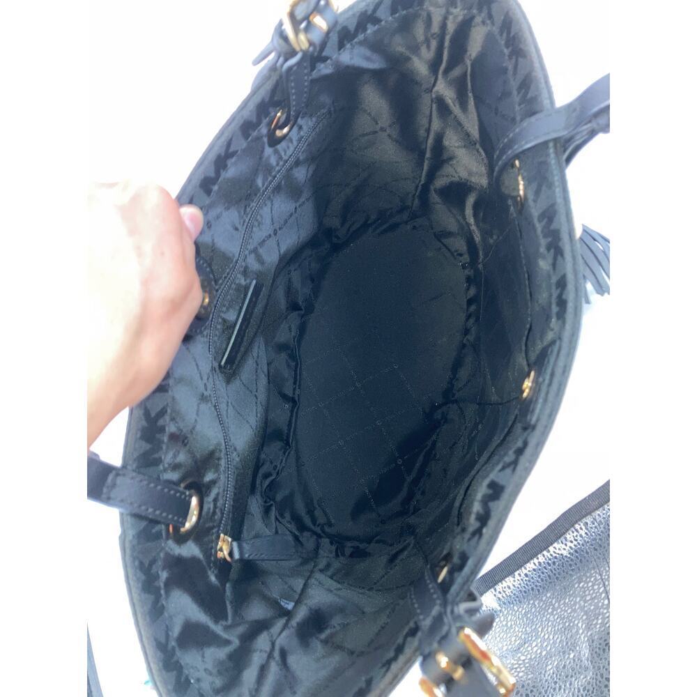 MICHAEL KORS, LARGE BLACK SIGNATURE CANVAS SHOULDER BAG - Picture 8 of 16